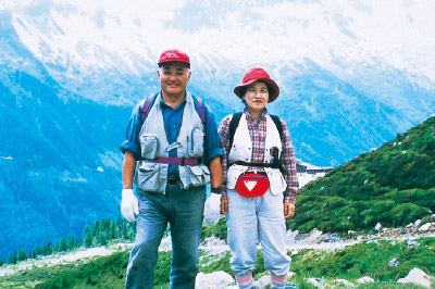 フランスの秀峰・シャモニーを背に愛妻・弥生様とツーショット（1995年）