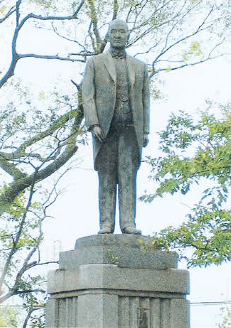 中津城公園内には、日本初の洋式歯科を開業した小幡英之助像が立ち、近代歯科の先駆者として敬愛されている。その伯父にあたる小幡篤次郎は、諭吉についで慶応義塾の2代目塾頭を務めた人物だ。