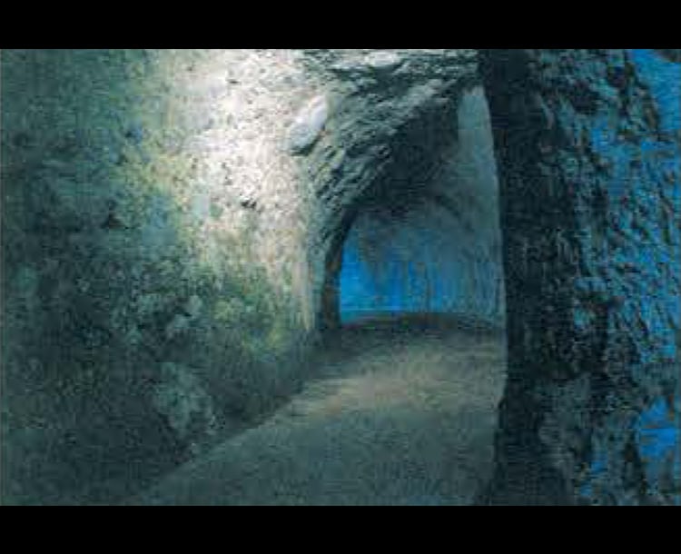 僧禅海が1734（享保19）年から30年の歳月を費やして、難所だった岩壁を貫通させて造った青の洞門。青は小字の地名。洞門の上には競秀峰がそそり立つ。菊池寛の名作「恩讐の彼方に」の舞台にもなった景勝地だ。（本耶馬渓町）