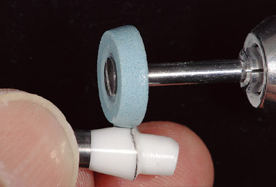 [写真]アバットメントの粘膜貫通部を、CeraProにて切削・調整する