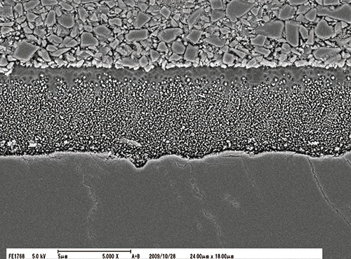 リン酸処理を行っていないエナメル質と硬化したハイブリッドコートⅡとの接合界面のSEM像（ｘ5,000）