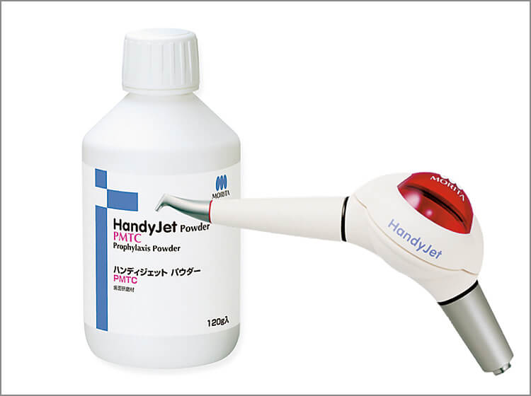 ダイアグノデント ペン使用前にハンディジェットのPMTC粉末を使用し、歯面を清掃。
