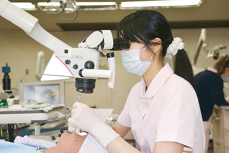 「ライカM320‑D」標準装備仕様。非常にコンパクトで経験の浅い歯科衛生士でも取り扱いがしやすい。