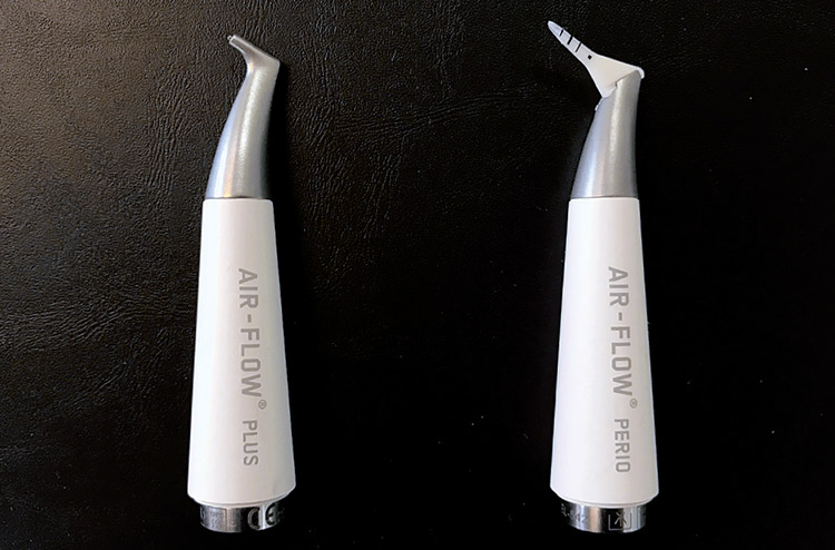 図3 左：エアフローハンディ3.0Plus。右：別売のペリオフローハンドピース（ペリオフローノズルを装着）。