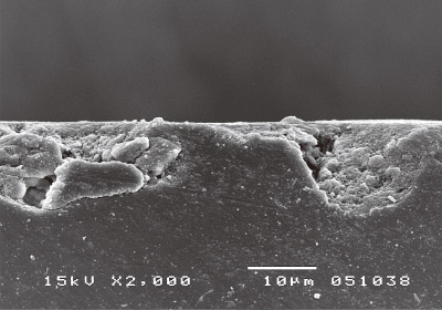 [写真] スタンダードのダイヤバーによるエナメル質切削断面の電子顕微鏡像