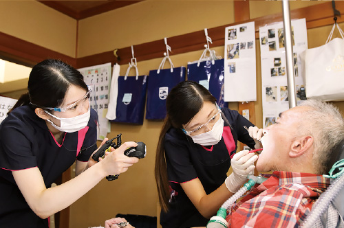 [写真] 歯科衛生士が口腔ケアを行う