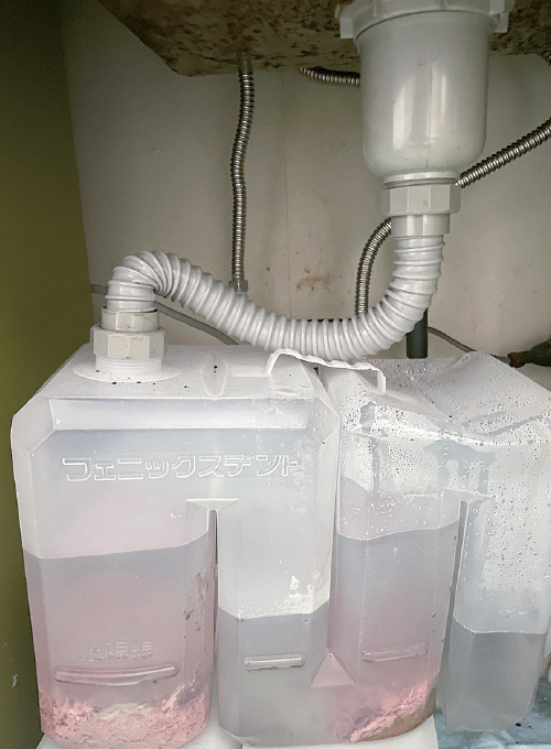 [写真] 排水トラップの除菌除臭に微酸性次亜塩素酸水を使用する
